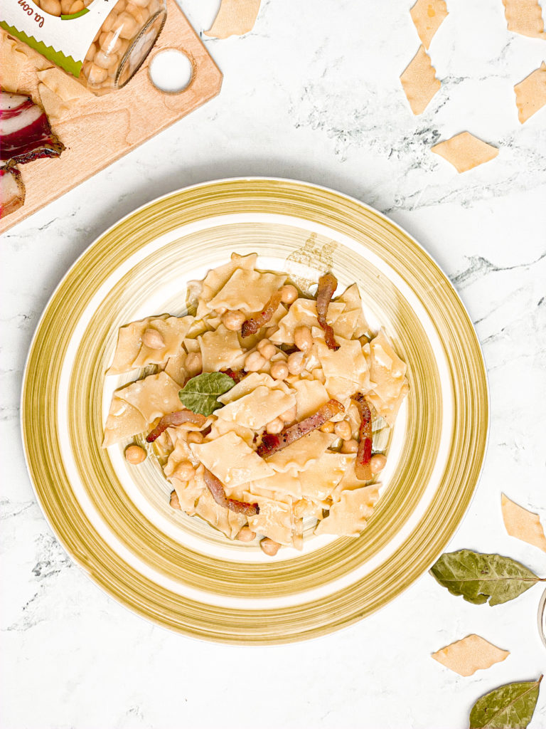 pasta e ceci con guanciale al profumo di alloro