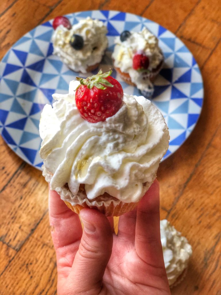 Muffins ai mirtilli e fragoline di bosco con panna