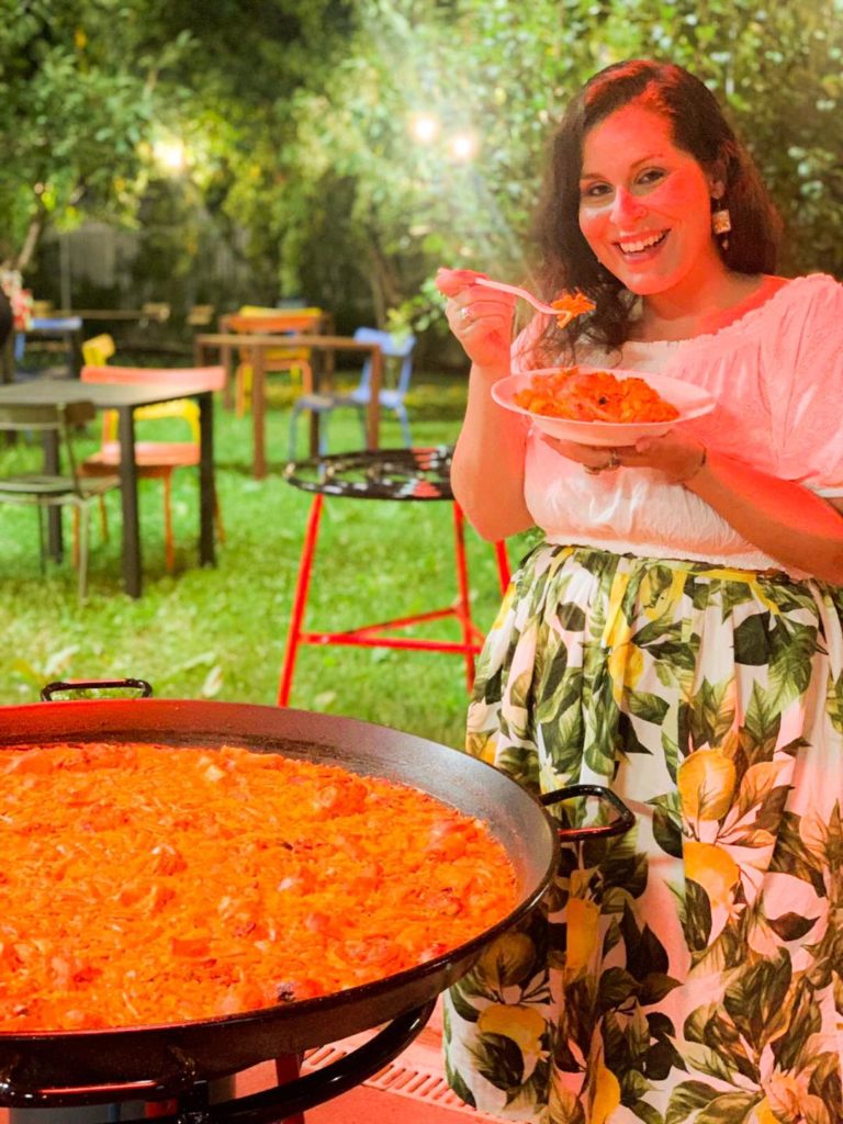 Valentina assaggia la paella valenciana preparata dallo chef Vicente Rioja