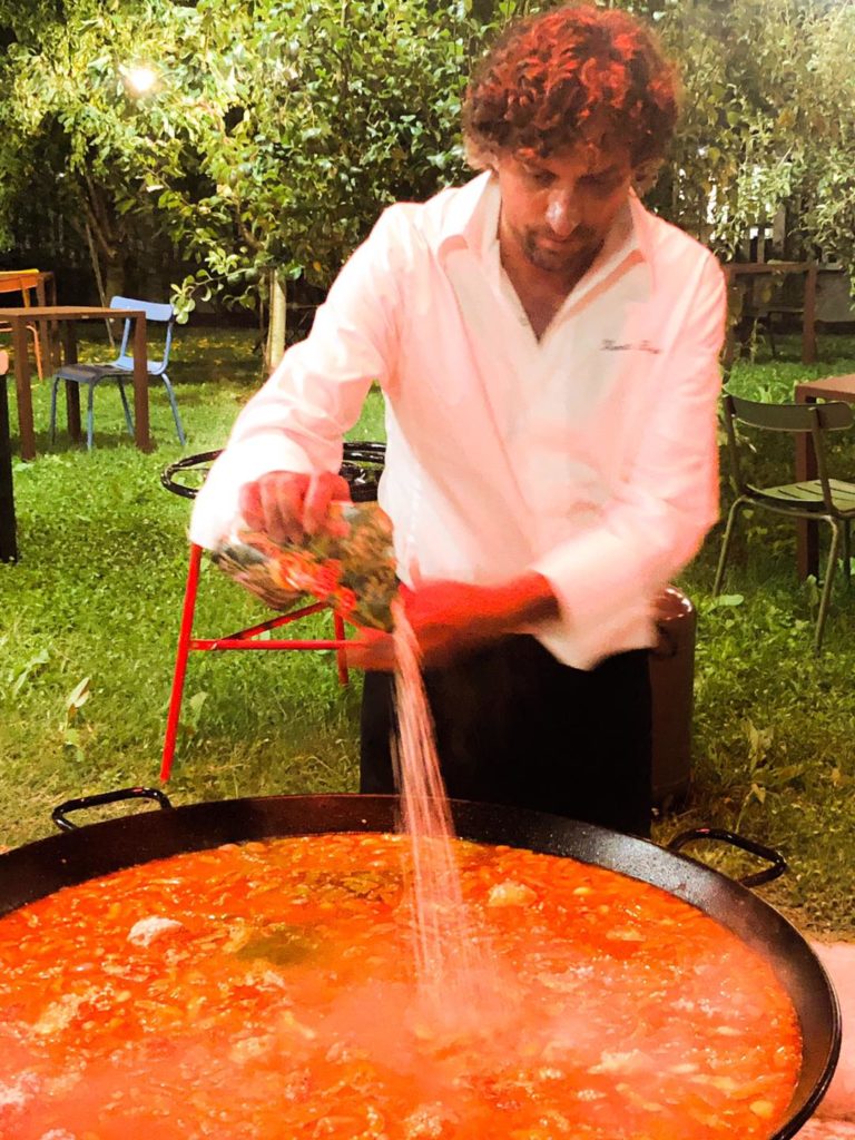 Lo chef Vincente Rioja, titolare del ristorante Rioja a Valencia attivo dal 1924, prepara la paella.