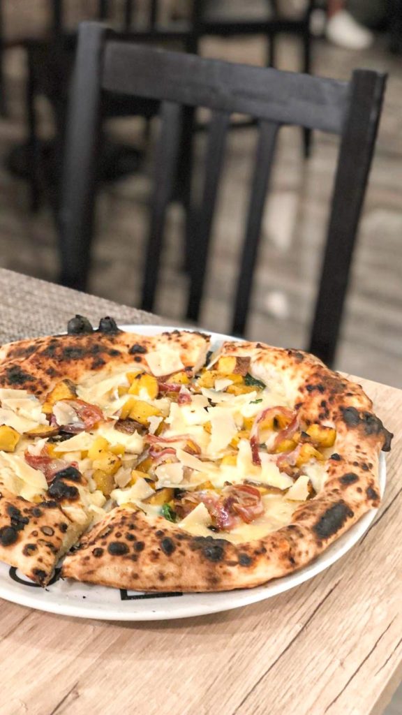 Pizza Brigante: patate, fior di latte, pecorino e pancetta di maialino nero