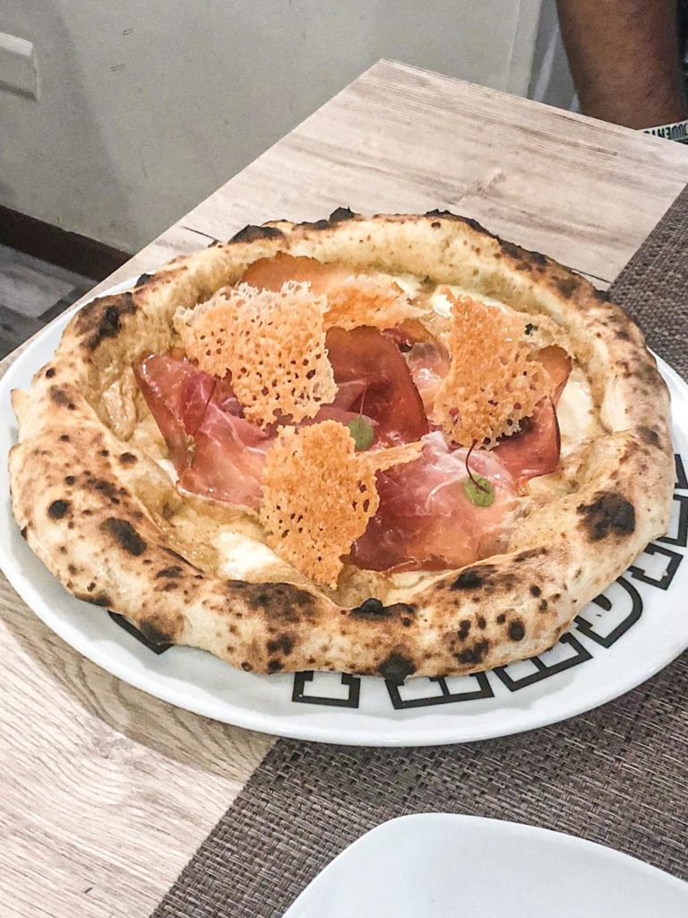 Pizza Parma : crema di funghi, fior di latte, culatello di Zibello, chips di grana stagionato 40 mesi 